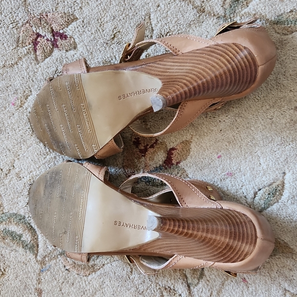 🎊HP🎊 Denver Hayes Wedge Style Heels Tan 7 - Picture 8 of 10